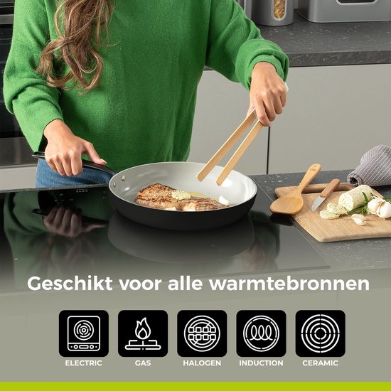 Vrouw kookt biefstuk in grijze koekenpan op inductiekookplaat, geschikt voor alle warmtebronnen.