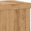 Detail van een houten plantenstandaard met houtnerf en opstaande rand.