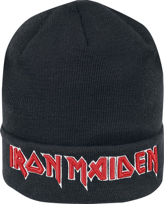 Zwarte muts met rode Iron Maiden tekst geborduurd.