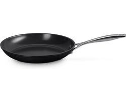 Le Creuset Koekenpan Essential Non-Stick Ceramic - Ø 28 cm - Keramische Antiaanbaklaag - Geschikt voor Inductie, Gas, Elektrisch en Oven - PFAS-vrij - Duurzaam en Makkelijk te Reinigen - Ideaal voor Gezond Koken met Minder Vet