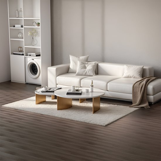 Moderne woonkamer met witte bank, witte vloerkleden en donkergrijze PVC-vloer.