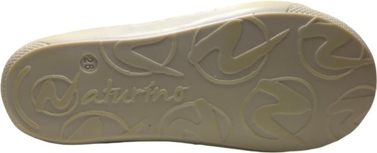 Crèmekleurige buitenzool van een Naturino sneaker, maat 26, met een reliëfpatroon van het Naturino logo.