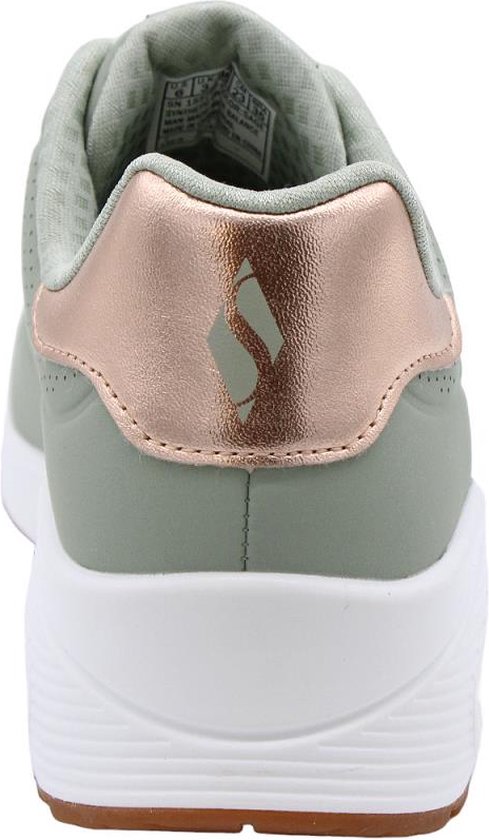 Achterkant van een lichtgroene Skechers sneaker met koperkleurige details op de hiel.