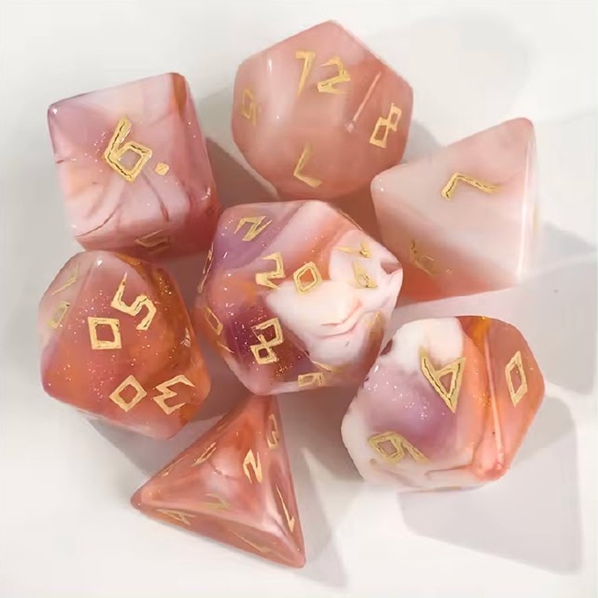 Lapi Toys - Dungeons and Dragons dobbelstenen - DnD Dice - Polydice - Dobbelstenen Dungeons Dragons - D&D dobbelstenen - DnD Dice Set - 1 set (7 stuks) - Acryl - Roze - Wit