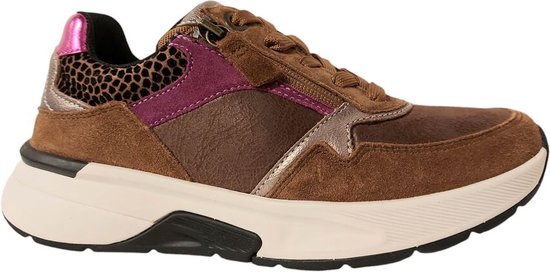 Bruine Gabor sneaker met paarse accenten, luipaardprint bij de hiel en een roze metallic hielstuk op een witte zool.