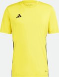 Gele Adidas sportshirt met korte mouwen, zwart Adidas logo op linkerborst en zwarte strepen aan de zijkant.