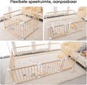Modulaire babyren van hout, in verschillende configuraties opgesteld op vloerkleden.