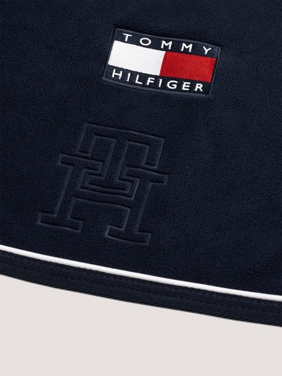 Donkerblauwe deken met Tommy Hilfiger logo en TH monogram.