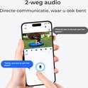 Een smartphone toont live videobewaking van een kind in een zwembad. Twee spraakballonnen met tekst.