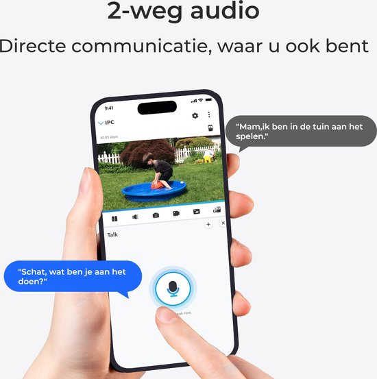 Een smartphone toont live videobewaking van een kind in een zwembad. Twee spraakballonnen met tekst.