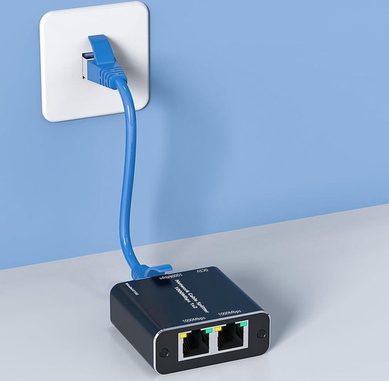 Zwarte 1000Mbps 1x2 netwerkkabel splitter adapter aangesloten op een ethernetpoort in de muur met een blauwe kabel.