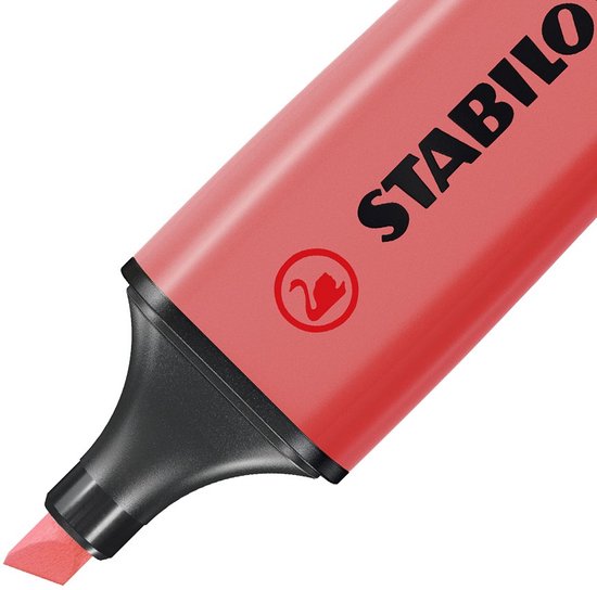Felrode STABILO BOSS Original stift, close-up van de punt.