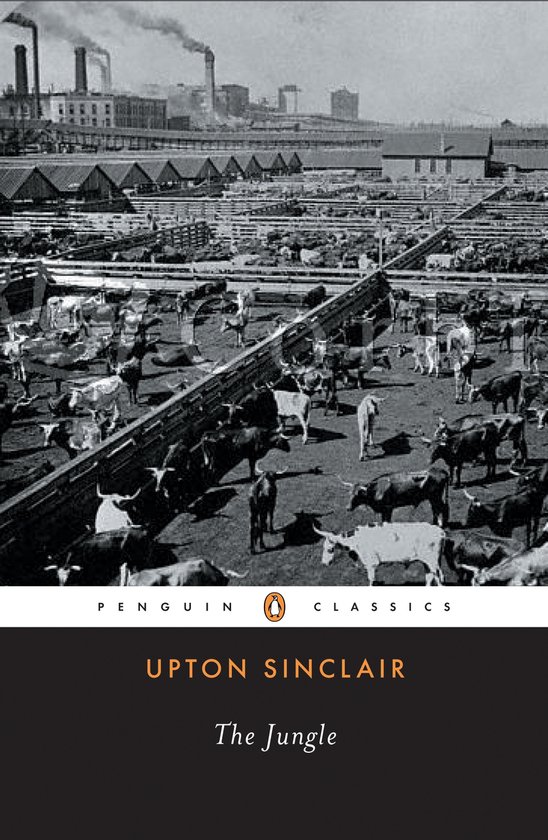 Couverture du livre 'The Jungle' par Upton Sinclair, avec une photo en noir et blanc d'un marché aux bestiaux avec une usine à l'arrière-plan.
