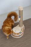 Oranje Maine Coon kat met een volle staart ligt in de houten speeltoren van de krabpaal.