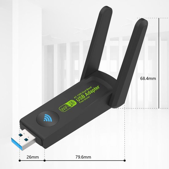 Zwarte USB WiFi-adapter met dubbele antennes. Afmetingen 79.6mm x 68.4mm x 26mm. Tekst: AC 1300 Dual Band USB Adapter.