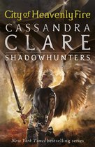 Boek kaft van 'City of Heavenly Fire' met engelachtige jongen die een zwaard vasthoudt met gouden vleugels en vuur.