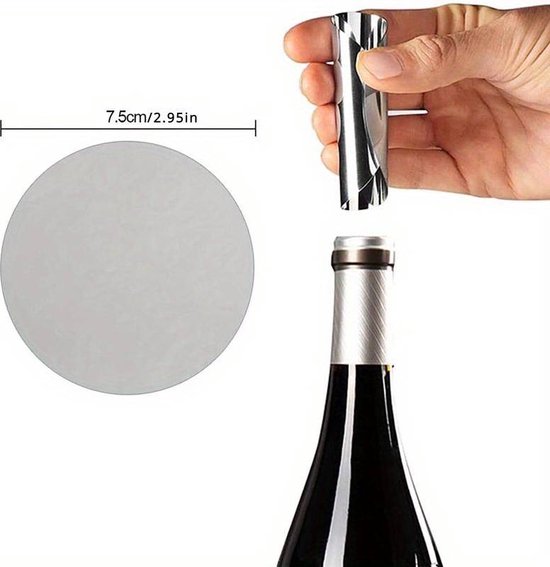 Een hand houdt een zilverkleurige schenktuit boven een fles. Een ronde, zilverkleurige schijf van 7.5cm is ernaast.