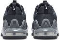 Achterkant van een paar grijze Nike Air Max Alpha Trainer 5 sneakers voor heren. Met grijze hielkap en doorschijnende Air Max.