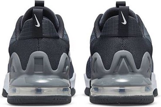 Achterkant van een paar grijze Nike Air Max Alpha Trainer 5 sneakers voor heren. Met grijze hielkap en doorschijnende Air Max.