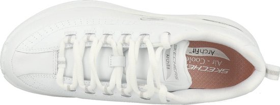 Bovenaanzicht van een witte Skechers damessneaker met vetersluiting en witte zool.