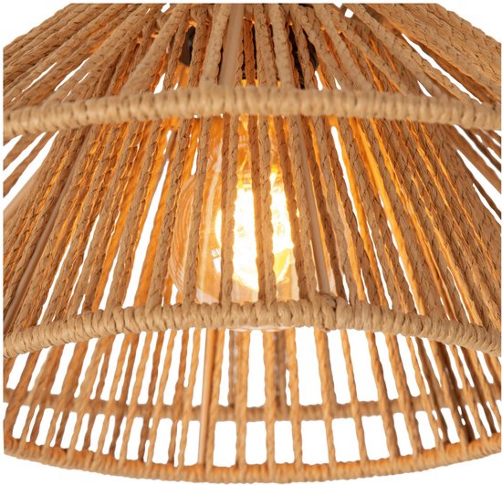 Close-up van de natuurlijke rotan plafondlamp, focus op het gevlochten materiaal en de lichtbron.