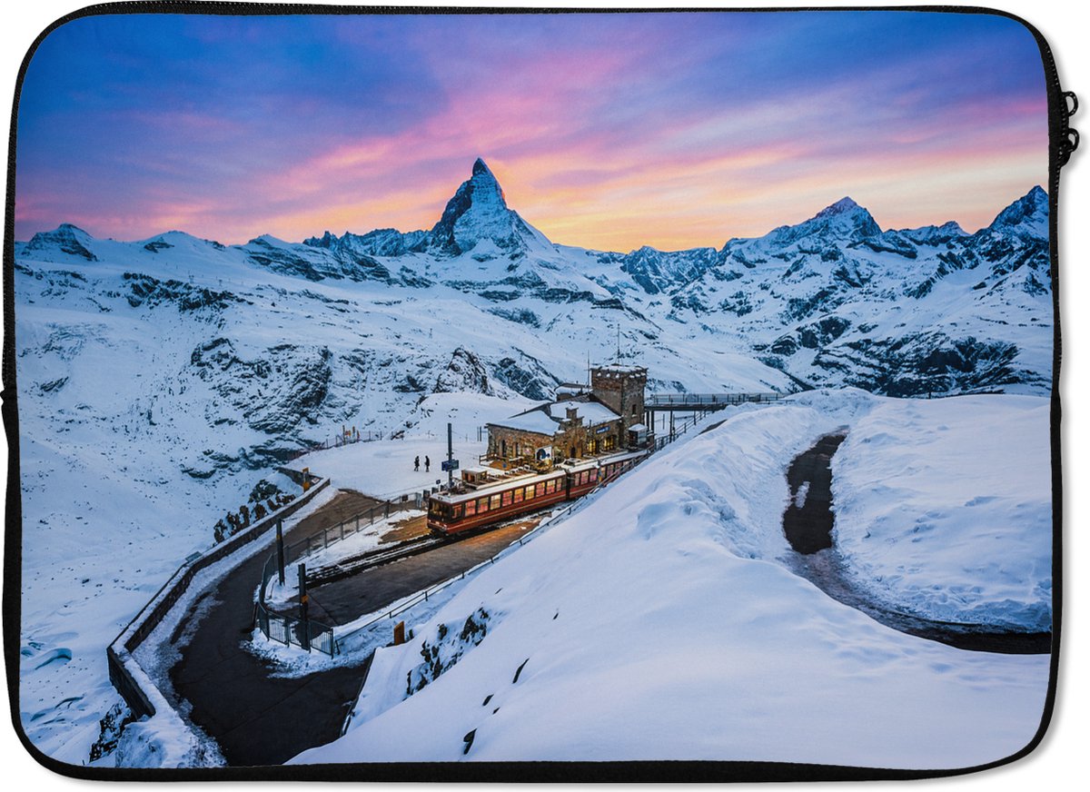 Laptophoes 13 inch - Schemering bij het Zwitserse Matterhorn bij Gornergrat-bahn - Laptop sleeve - Binnenmaat 32x22,5 cm - Zwarte achterkant