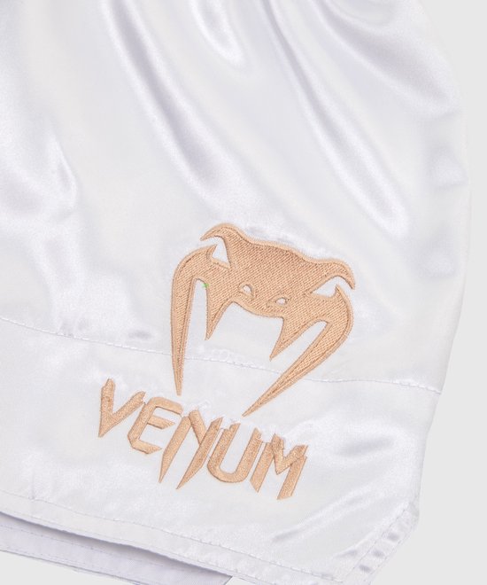 Gouden cobra logo met VENUM tekst op een witte Muay Thai broek van satijn.