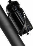 Zwarte sportbidon in een zwarte bidonhouder op een fietsframe.