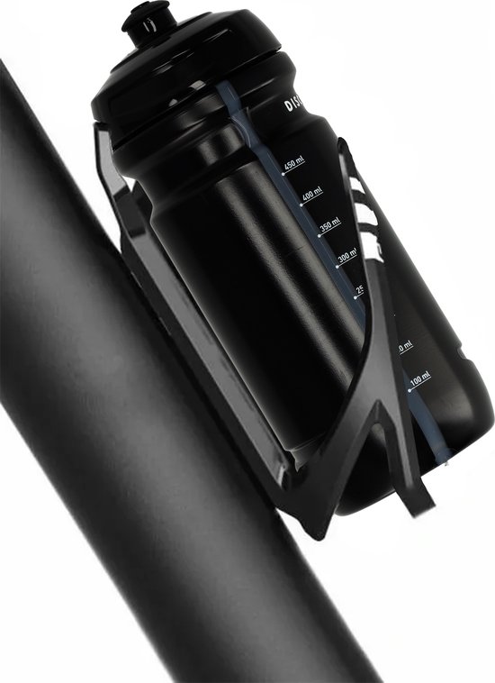 Zwarte sportbidon in een zwarte bidonhouder op een fietsframe.