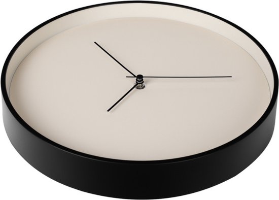 Horloge ronde beige avec bordure noire, sur une table en bois à côté d'un vase avec des fleurs séchées.