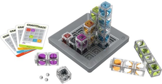 Gravity Maze spel met opgebouwde torens van transparante kubussen: blauw, groen, paars, oranje, rood.