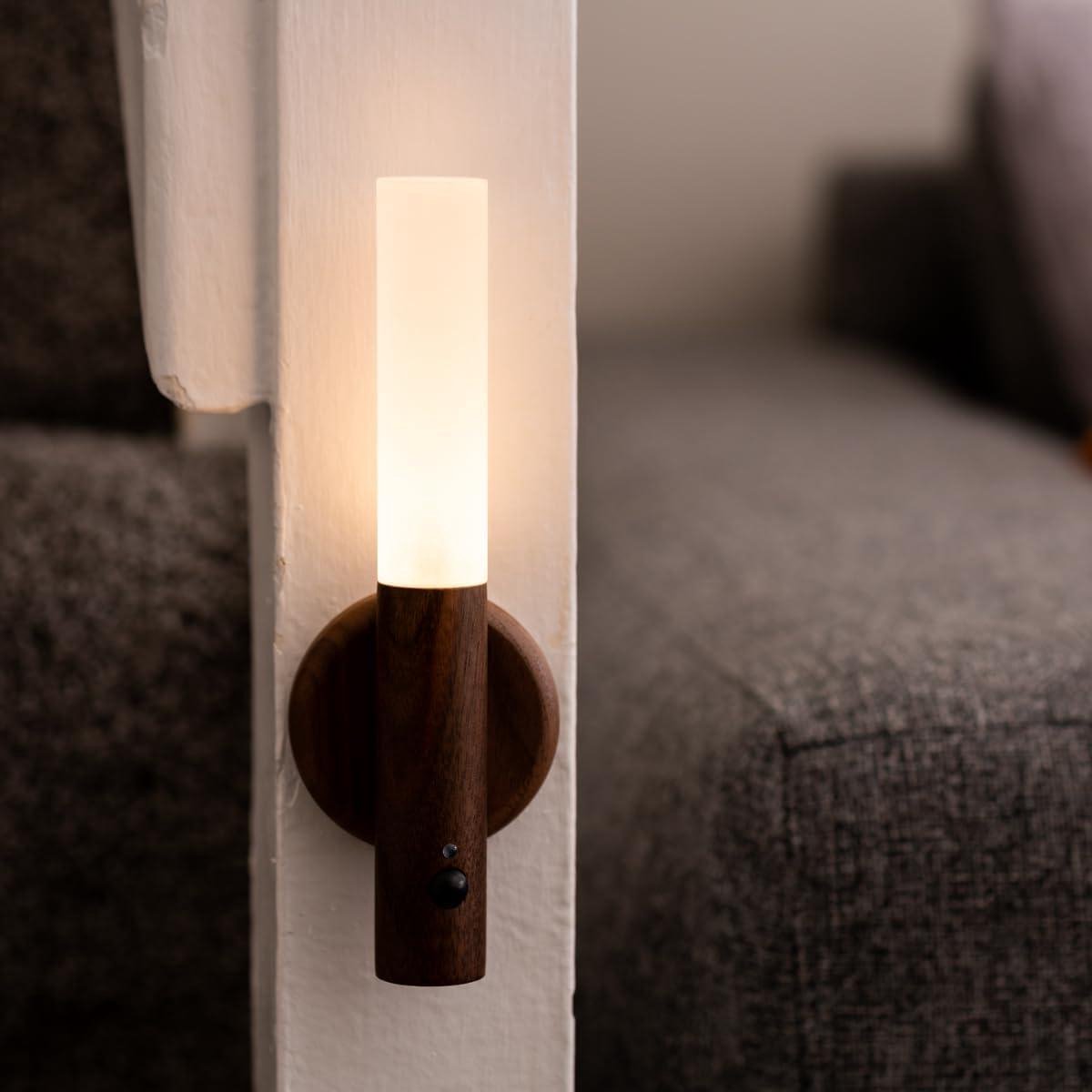 LED Sensor Wandlamp - Draagbaar - Oplaadbaar - Nachtlampje met Magnetische Basis - Indoor Gebruik - 1 Pack Walnoot Hout