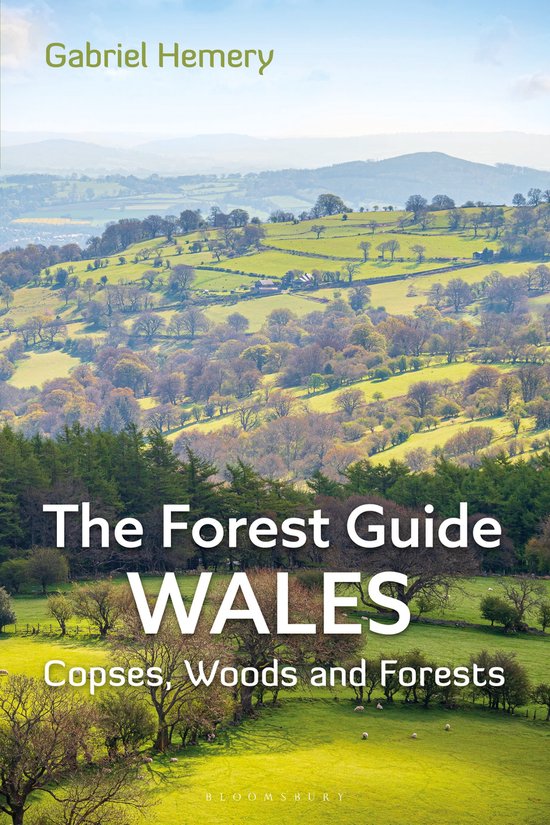 Boek: The Forest Guide WALES Copses, Woods and Forests, Gabriel Hemery. Groene glooiende heuvels met bomen en schapen.