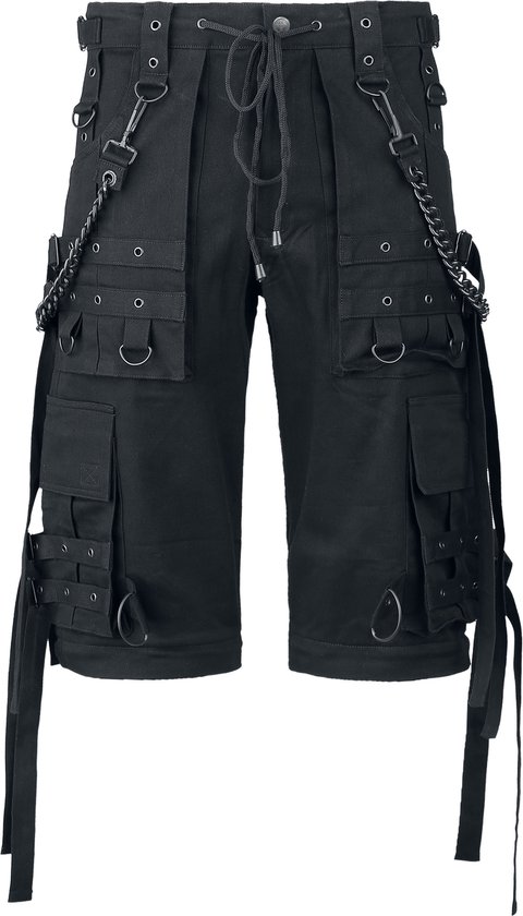 Zwarte cargo shorts met veel zakken, gespen, ringen, kettingen en bandjes.