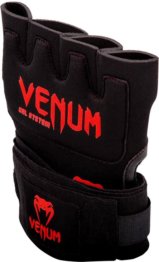 Zwarte Venum handschoen met rode 'Venum' logo's en rode stiksels.