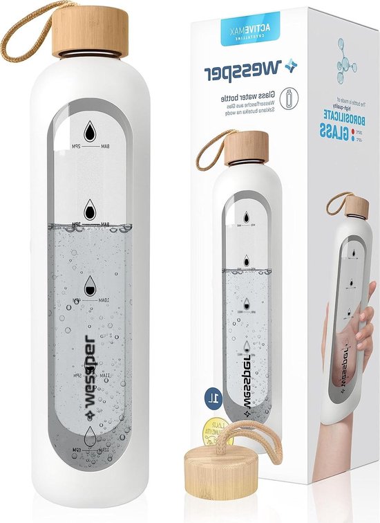 Hydratatieset met hartjes en glazen fles