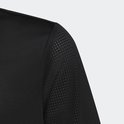Close-up van de geperforeerde stof op de schouder van een zwart Adidas sportshirt.
