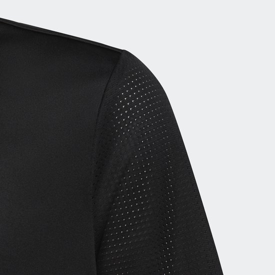 Close-up van de geperforeerde stof op de schouder van een zwart Adidas sportshirt.