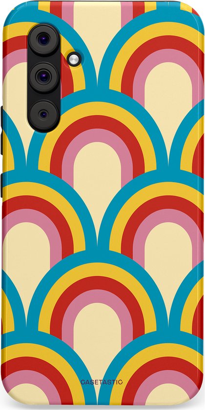 Telefoonhoesje met een retro regenboogpatroon in crème, geel, roze, rood en blauw.