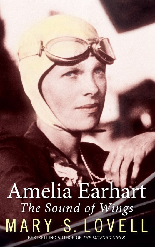 Boekcover van "Amelia Earhart: The Sound of Wings" met een portret van Amelia Earhart in een gele zwemmuts en duikbril.