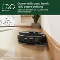Zwarte robotstofzuiger met dweilpads langs een plint.