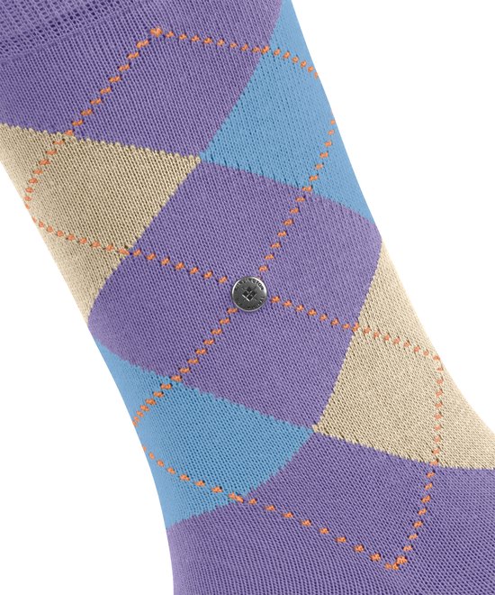 Paarse sok met ruitenpatroon in lichtblauw, beige en oranje stiksels.