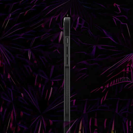 Zijkant van een zwart iPhone 15 Pro Max hoesje van carbon fiber met paarse gloed.