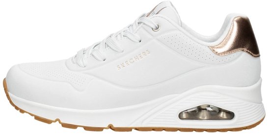 Witte Skechers Uno sneaker met gouden hiel en bruine zool. Zichtbare luchtdemping in de zool.