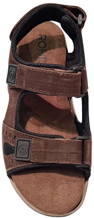 Bovenkant van een bruine nubuck sandaal met klittenbandsluiting en zwarte details.