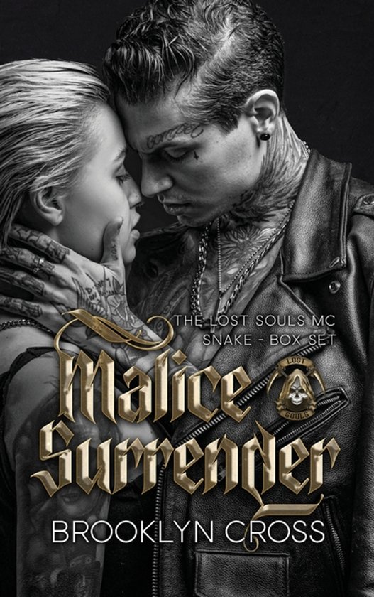 La couverture de 'Malice Surrender' avec un homme tatoué portant une veste en cuir embrassant une femme. Texte : THE LOST SOULS MC SNAKE - BOX SET, Malice Surrender, BROOKLYN CROSS.