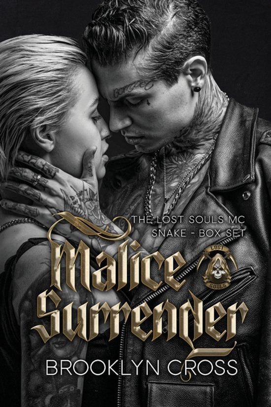 La couverture présente un homme et une femme proches, tous deux tatoués. Le titre 'Malice Surrender' est centré.