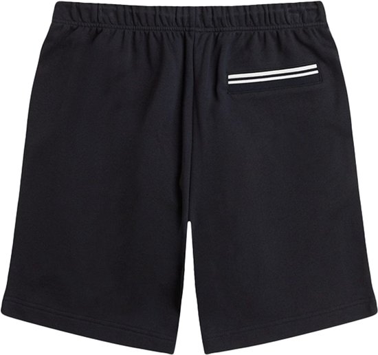 Achterkant van een zwarte joggingbroek met een achterzak voorzien van dubbele witte strepen.