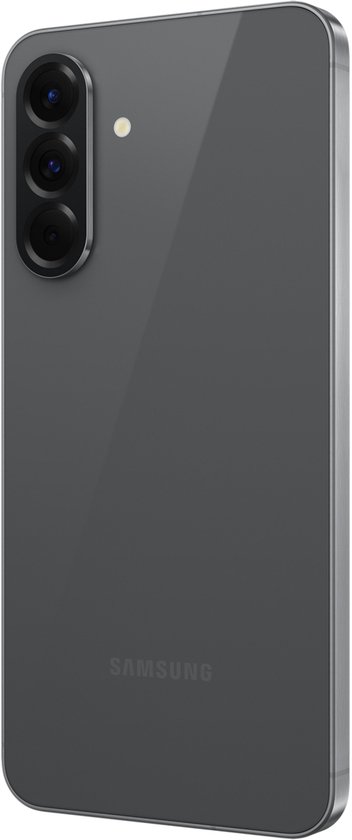 Grijze Samsung smartphone, achterkant met drie camera's, linksboven de flitser, onderaan Samsung logo.