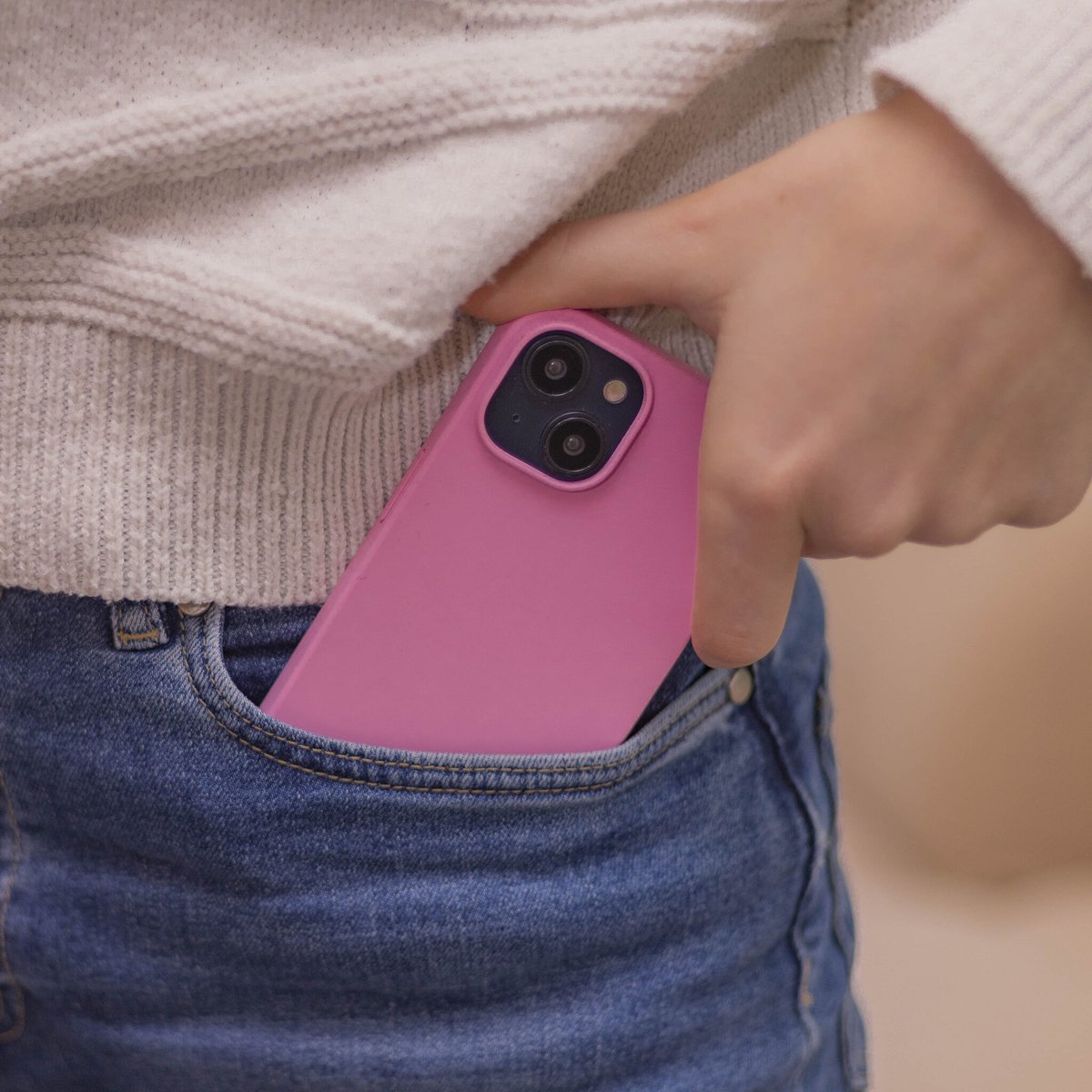 Coverzs luxe siliconen MagSafe hoesje geschikt voor iPhone 13 (roze) - MagSafe, shockbestendig, premium bescherming